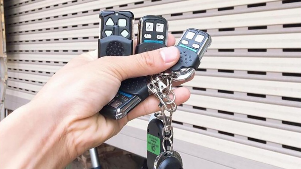 Cửa cuốn không chạy đều - Nguyên nhân và cách khắc phục hiệu quả 15 Điều khiển cửa cuốn