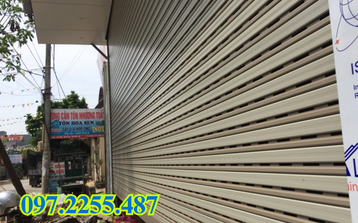 Tra dầu bôi trơn vào ray cửa cuốn để giảm ma sát. 4 Tra dầu bôi trơn vào ray cửa cuốn để giảm ma sát.