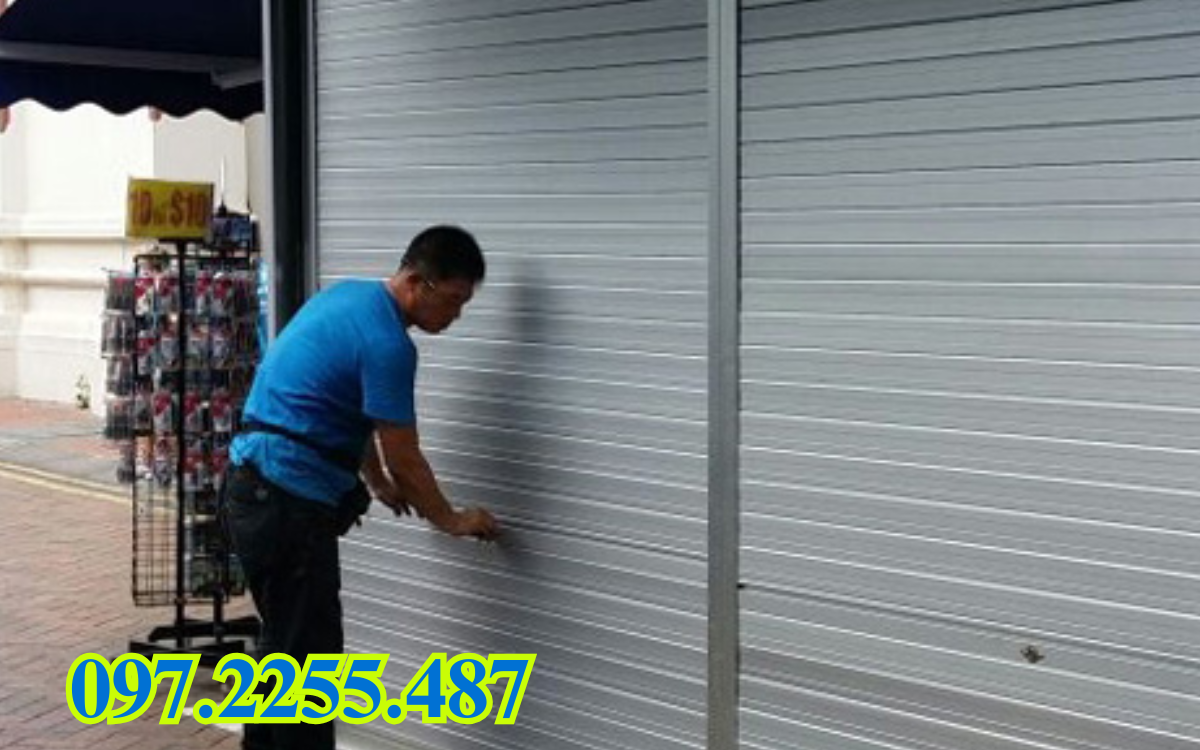 Vệ sinh cửa cuốn bằng khăn mềm và nước sạch, tránh dùng chất tẩy mạnh 4 Vệ sinh cửa cuốn bằng khăn mềm và nước sạch